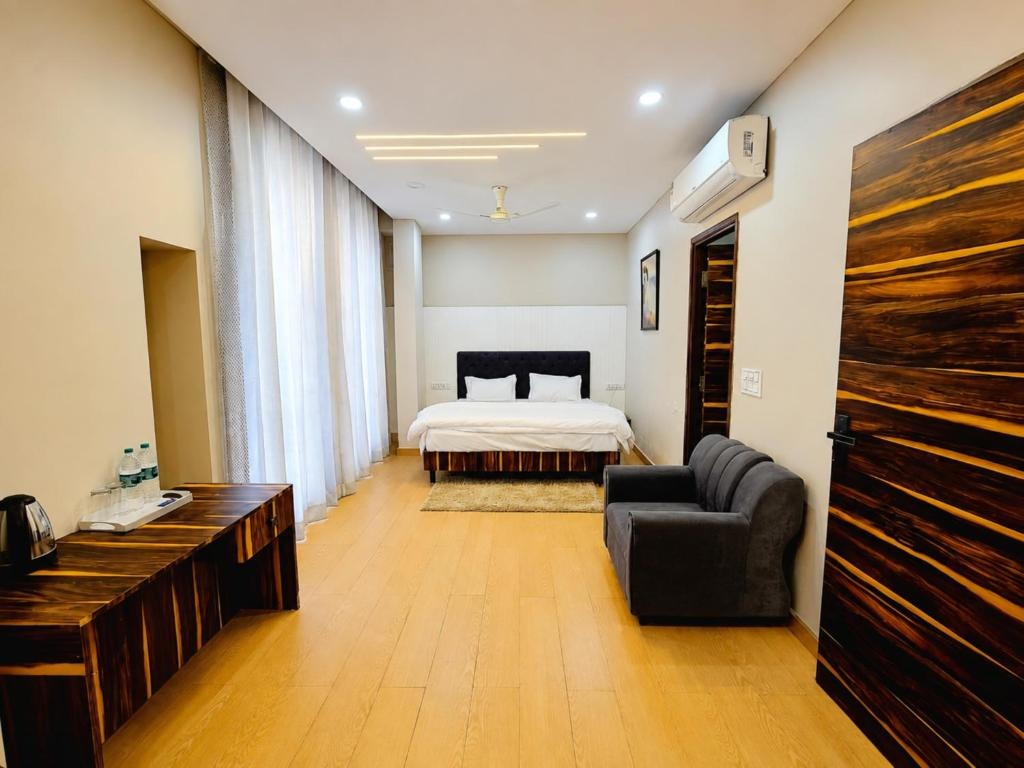 Hotel Nayaab Deluxe King Room with sofa lounge